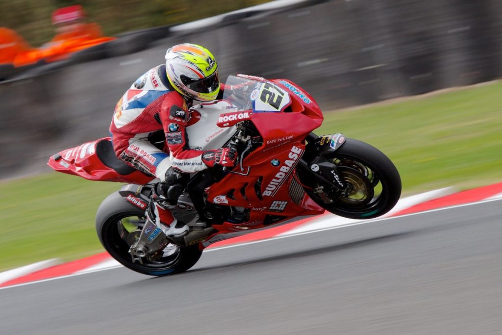 découvrez notre guide complet sur l'assurance moto à la réunion. informez-vous sur les différentes options d'assurance, les conseils pour choisir la meilleure couverture et les astuces pour faire des économies tout en protégeant votre véhicule sur les routes réunionnaises.