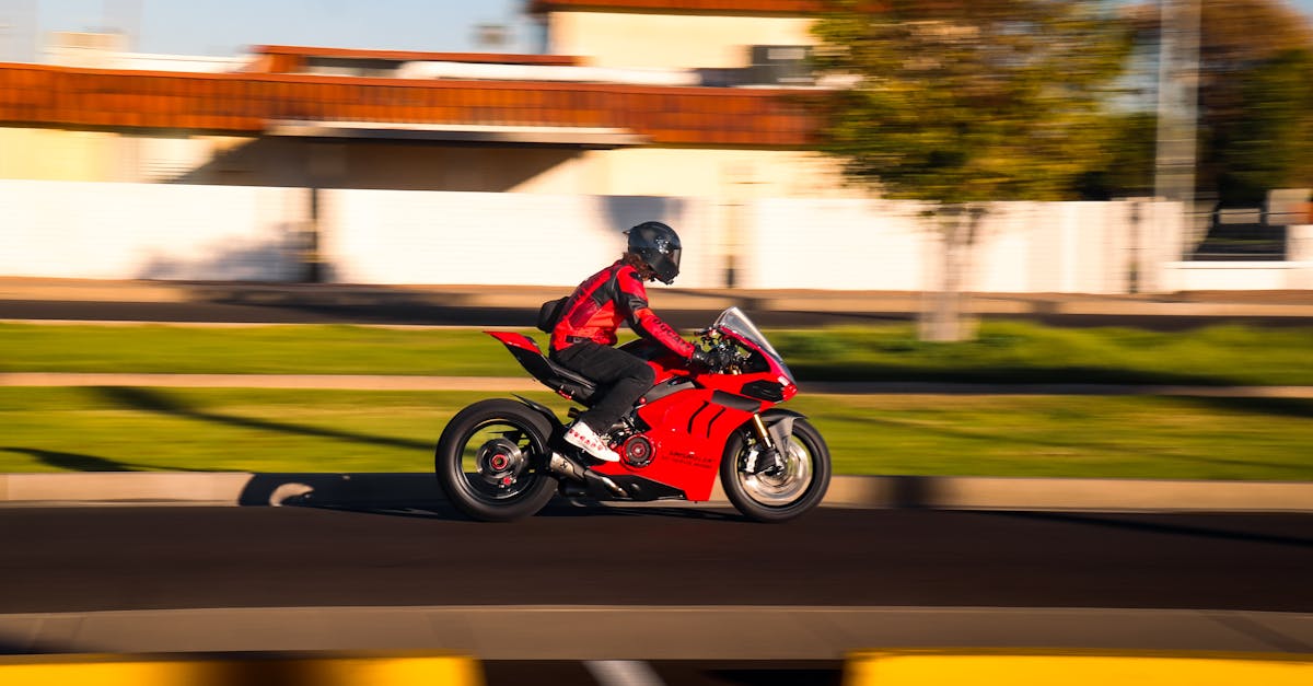 découvrez notre guide sur l'assurance moto : comparez les offres, comprenez les garanties essentielles et trouvez la couverture idéale pour rouler en toute sérénité avec votre deux-roues.