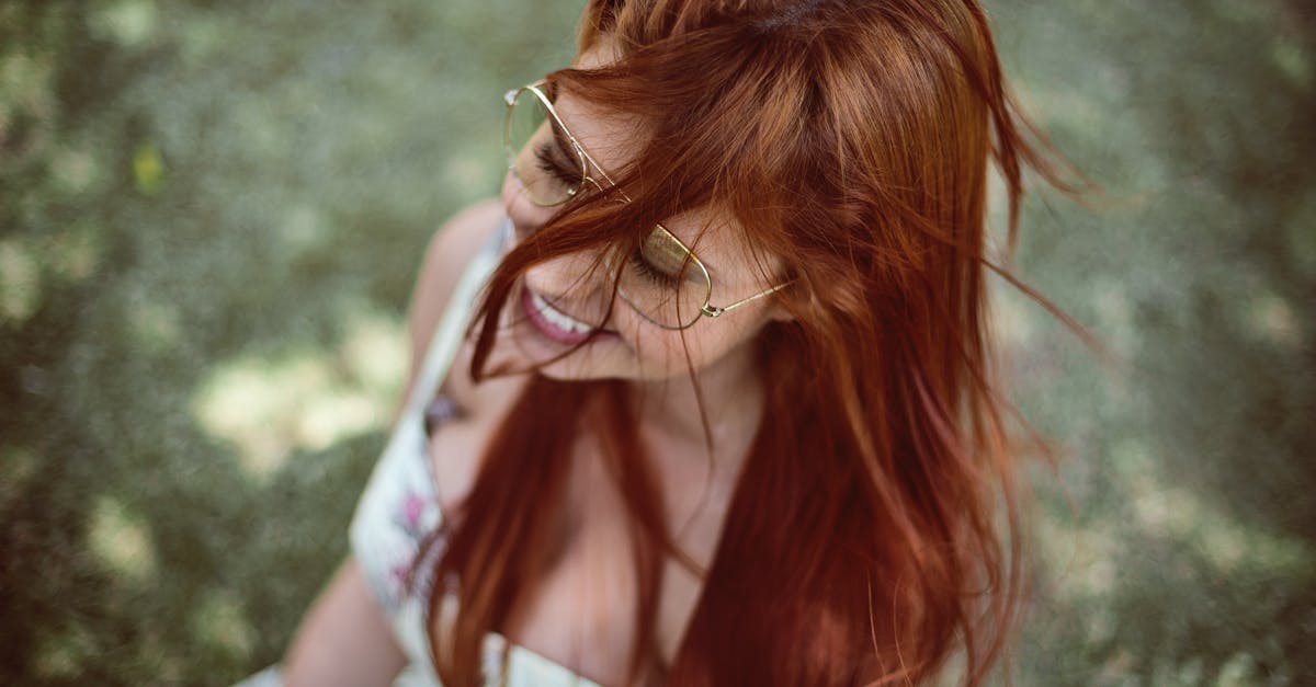 découvrez l'univers fascinant des cheveux roux : des astuces pour les sublimer, des idées de coiffures tendance et des conseils d'entretien spécifiques pour mettre en valeur cette couleur unique.