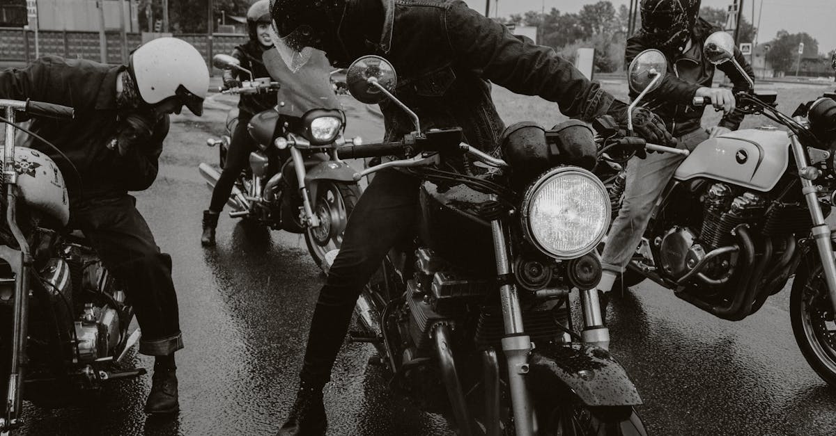 découvrez notre sélection d'équipements de moto, des casques aux vestes, en passant par les gants et les bottes, pour une conduite en toute sécurité et style. préparez-vous à une expérience de moto inoubliable !
