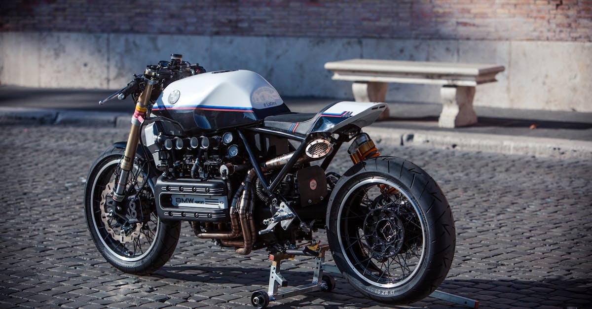 découvrez la bmw s1000r, une moto naked ultime alliant puissance, design et technologie. profitez de ses performances exceptionnelles, de sa maniabilité remarquable et de son style agressif, conçue pour les passionnés de sensations fortes. vivez l'expérience de conduite inégalée qu'offre la s1000r sur toutes les routes.