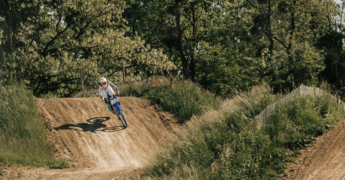 découvrez la honda adv, la moto tout-terrain qui allie confort et performance. parfaite pour les aventuriers urbains et les amateurs de sensations fortes, elle offre une expérience de conduite inégalée sur tous les terrains. prêt à partir à l'aventure ?