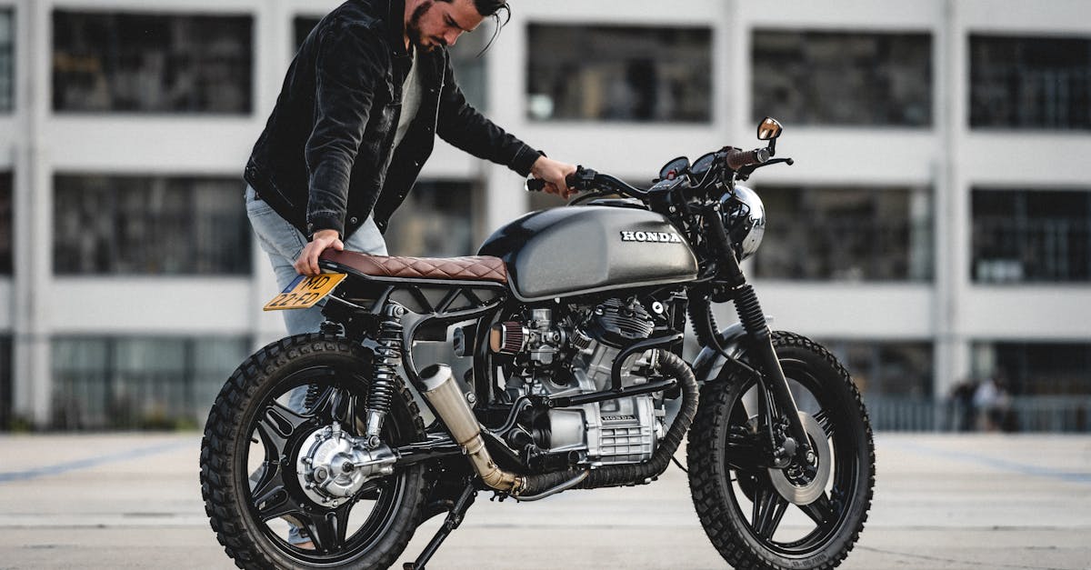 découvrez la honda cb125x, une moto sportive agile et performante conçue pour les amateurs de deux-roues. profitez de son design moderne, de son confort de conduite et de sa fiabilité légendaire. idéale pour les trajets urbains ou les escapades sur routes sinueuses, la cb125x est le choix parfait pour les motards en quête d'aventure.